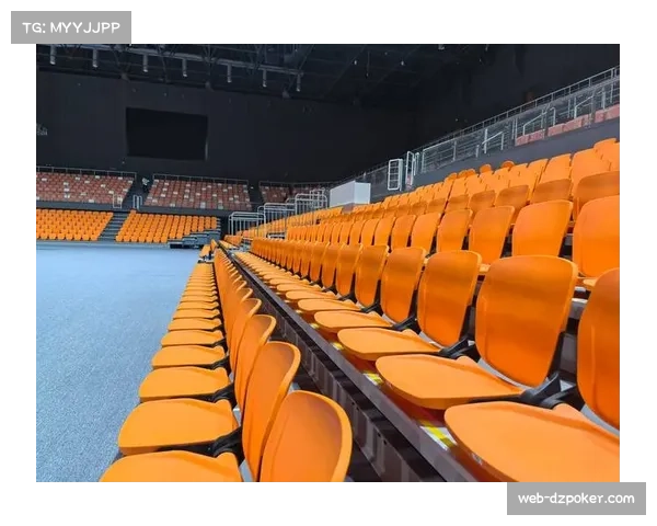 比赛因场馆顶棚轻微漏水暂停十分钟,后清理完毕恢复进行